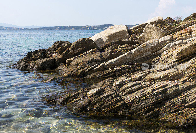 希腊Halkidiki, Ammouliani岛，Ouranoupolis多岩石的海边